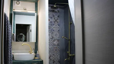Современный и функциональный интерьер ванной комнаты с душевой кабиной