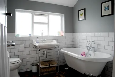 Интерьер ванной комнаты с элегантной душевой кабиной