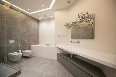 Элегантный интерьер ванной комнаты с душевой кабиной и туалетом