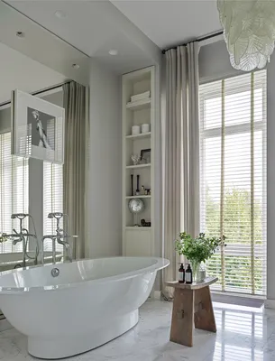 Интерьер ванной комнаты с окном: новое изображение