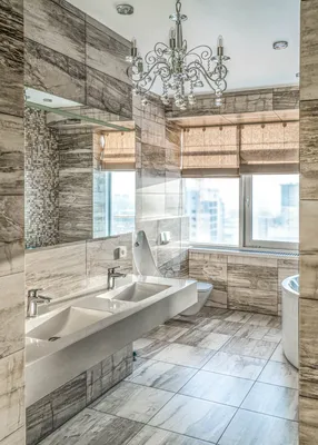 Интерьер ванной комнаты с окном и стильным дизайном фото