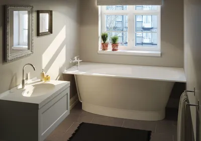 Прекрасный интерьер ванной комнаты с окном на фото
