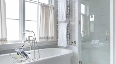 Интерьер ванной комнаты с окном и элегантным дизайном на фото