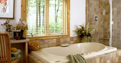 Фотография интерьера ванной комнаты с окном и стильным дизайном