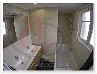 Прекрасный интерьер ванной комнаты с окном на фото