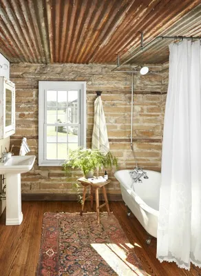 Фото ванной комнаты с окном и элегантным интерьером