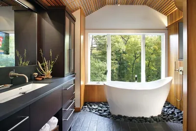 Вдохновляющий интерьер ванной комнаты с окном на фото