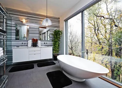 Фото интерьера ванной комнаты с окном