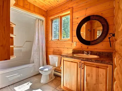 7) Фото ванной комнаты в деревянном доме: скачать бесплатно