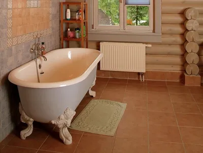 16) Фото ванной комнаты в деревянном доме: классический стиль