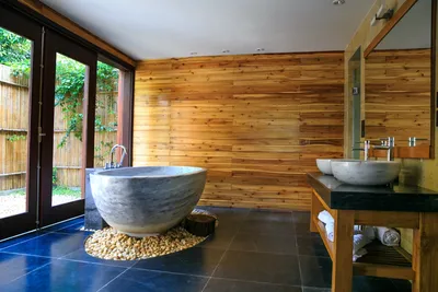 17) Фото ванной комнаты в деревянном доме: минималистичный дизайн