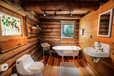 19) Фото ванной комнаты в деревянном доме: уютные интерьеры