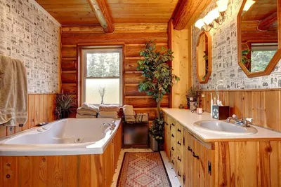 Изображение интерьера ванной комнаты в деревянном доме