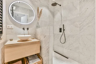 Интерьер ванной комнаты в современном стиле эконом класса: Full HD изображение