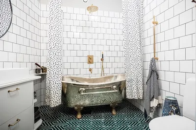 Интерьер ванной комнаты с использованием морской тематики и свежих оттенков