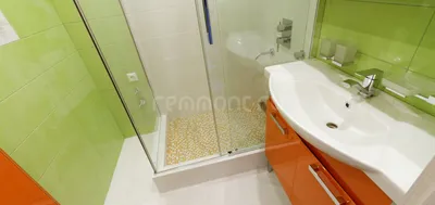 Модернистский дизайн ванной комнаты с геометрическими формами