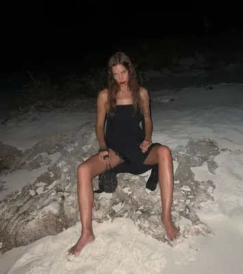 Загадочная Ирина Шейк на пляже