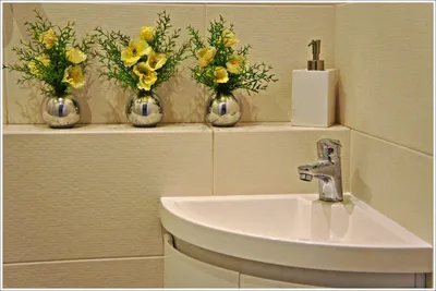 Новые фото искусственных цветов в ванной комнате: выберите размер изображения