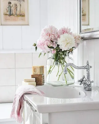 Создайте уютную атмосферу с искусственными цветами в ванной комнате: фотографии и идеи
