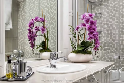 Фото искусственных цветов в ванной комнате в формате JPG, PNG, WebP