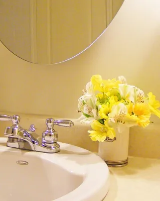 Фотографии искусственных цветов в ванной комнате: воплощение элегантности и стиля