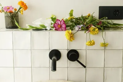 Искусственные цветы в ванной комнате: фотографии для создания атмосферы релаксации