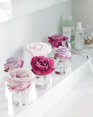 Full HD фото искусственных цветов в ванной комнате