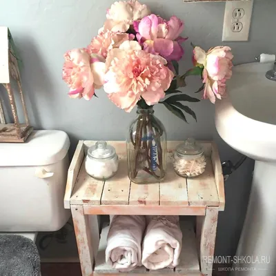 Модные фото искусственных цветов в ванной комнате