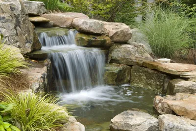 Искусственные водопады в саду  фото