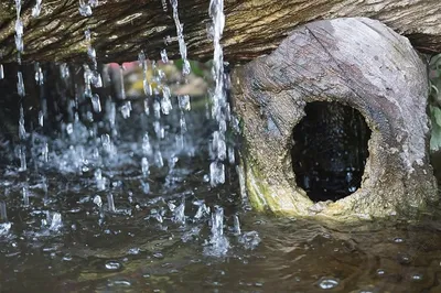 Картинка с искусственными водопадами в саду