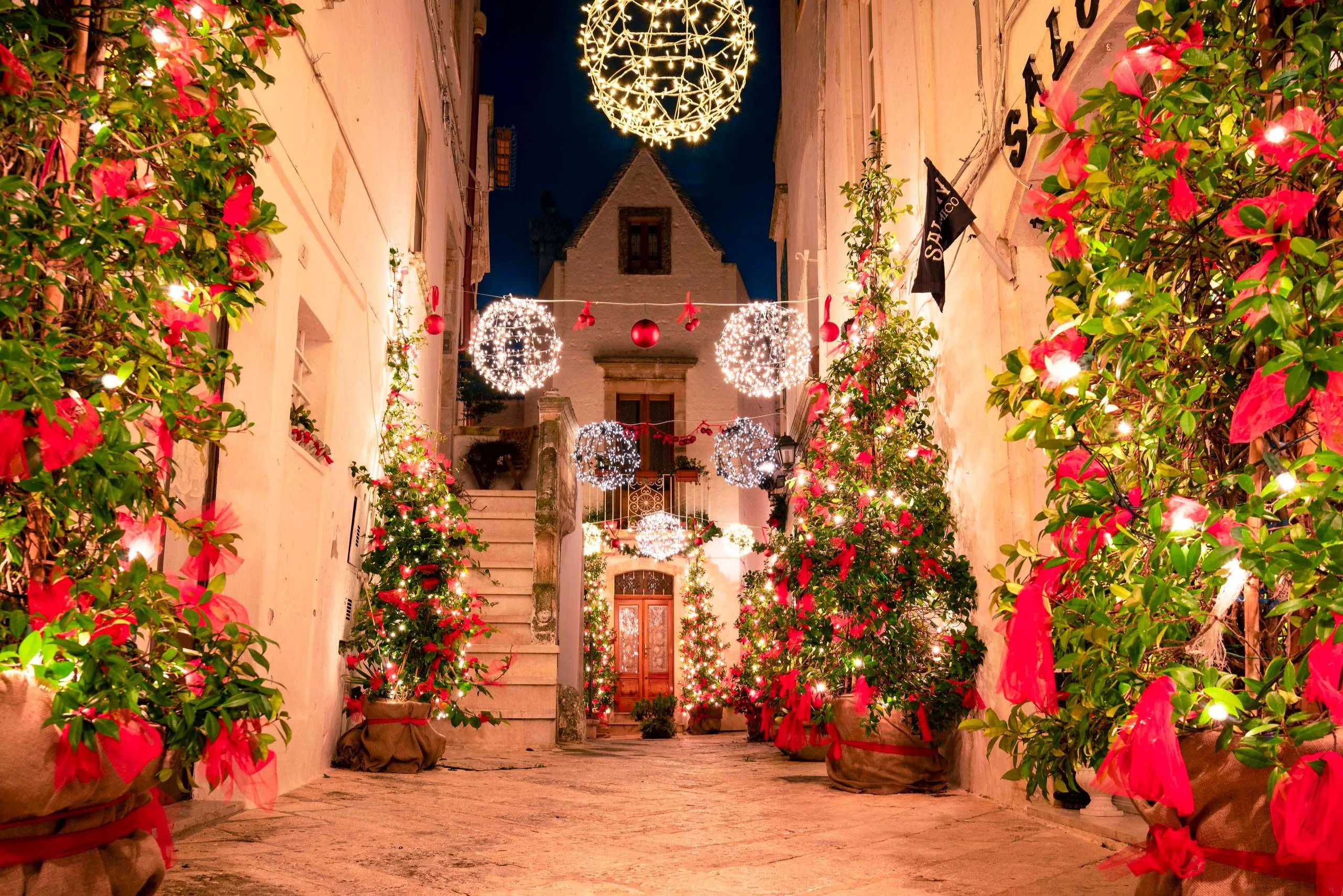 Christmas in italy. Локоротондо Апулия Рождество. Локоротондо Рождество. Новогодний Локоротондо, Италия. Рождество в Бари Италия.