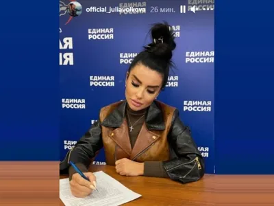 Фотография Юлии Волковой с яркой татуировкой: возможность выбора размера и формата