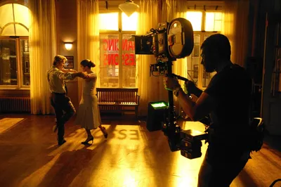 Фото с сценой из фильма Давайте потанцуем в веб-формате WebP.