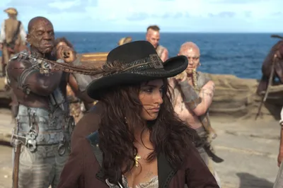 Фото с эксцентричными персонажами из фильма Пираты Карибского моря: На странных берегах