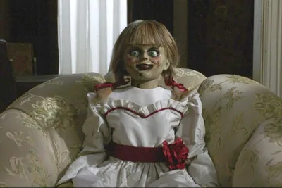 Фотографии Аннабель с ужасающей куклой