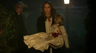 Атмосферные обои с куклой Аннабель из фильма