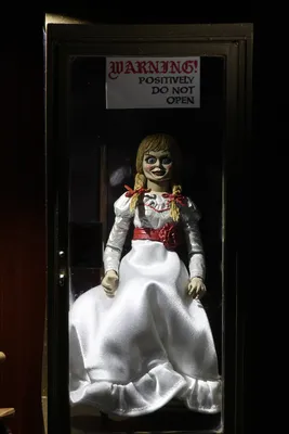 Фотография с мрачной куклой Аннабель на рабочий стол