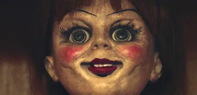 Фотография с устрашающей куклой Аннабель в качестве HD