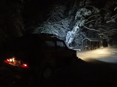 Изображение ночной зимней поездки на автомобиле: фотография для загрузки