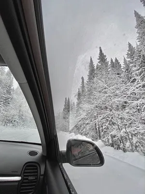Зимний Момент: Из окна машины на дороге