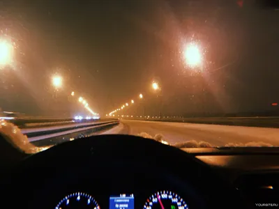 Зимний Пейзаж в Черно-Белом: Фотография из машины