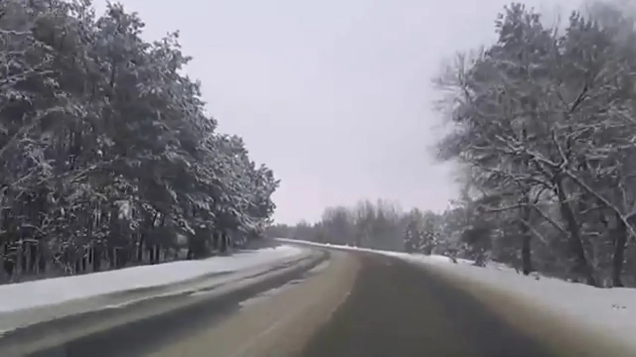 Зимой в городе было 36. Дорога зимой на Сахалине. Александровск-Сахалинский зимняя дорога. Александровск-Сахалинский красивая зимняя дорога.