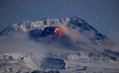 Величественный взрыв вулкана на фото.