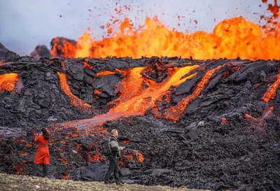 Огненная стихия: фото извергающегося вулкана.