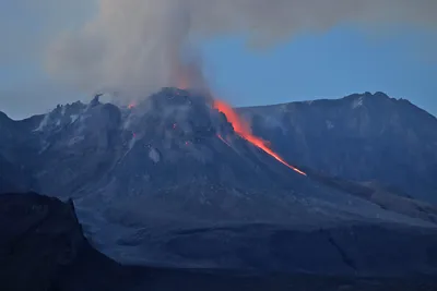 Мощь природы: фотография разрушительной силы вулкана.