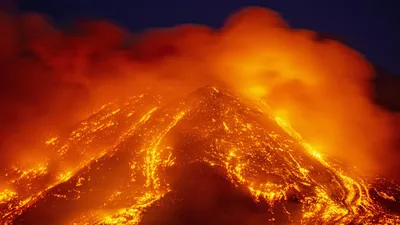 Огонь и дым: фото извержения вулкана.