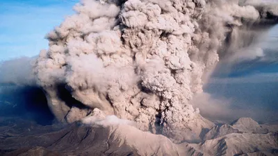 Вулкан в ярком огне: захватывающая фотография.