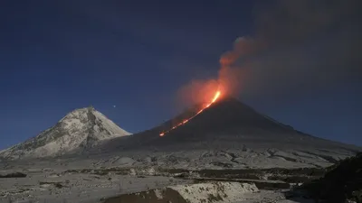 Огненная стихия: захватывающий кадр извергающегося вулкана.