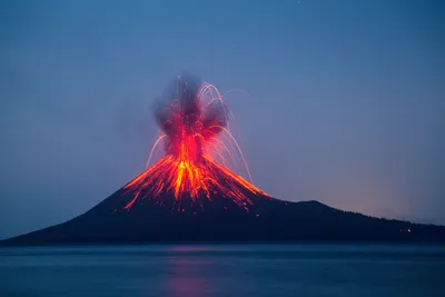 Картинка извергающегося вулкана в 4K
