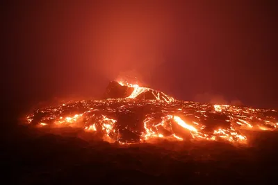 Захватывающее изображение извержения вулкана на фоне ночного неба
